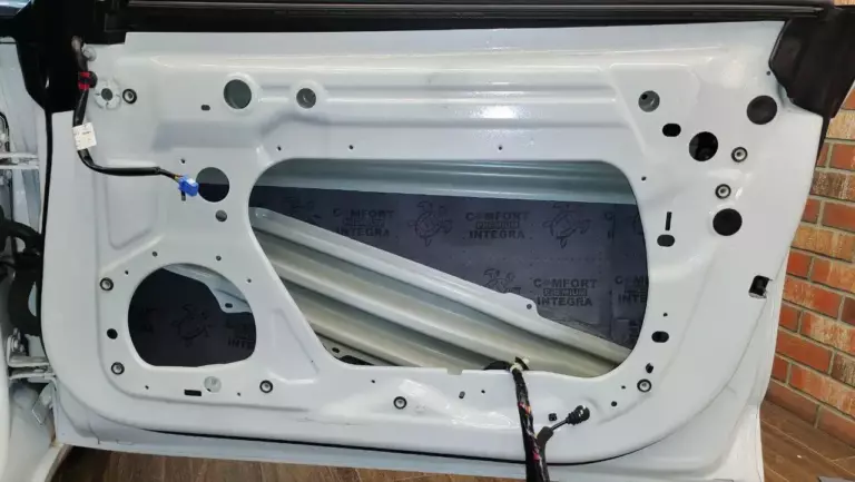 Tesla Model 3 двер 2