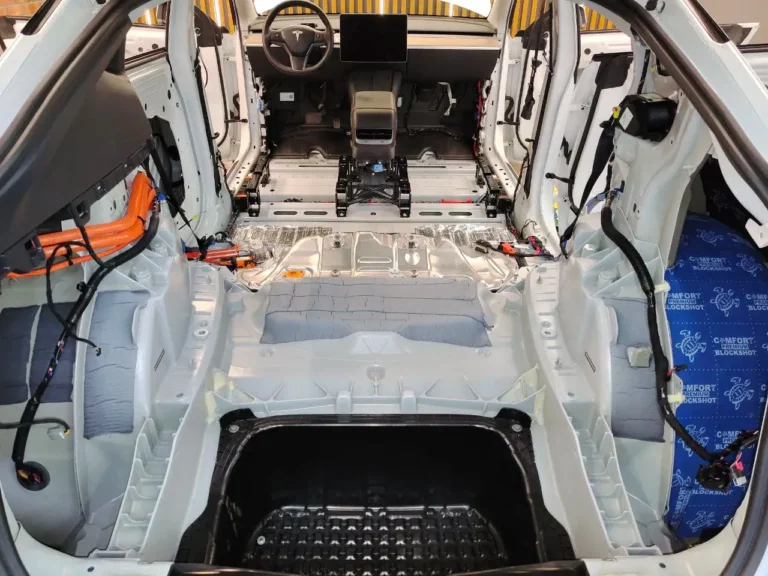 Tesla Model Y пол 1