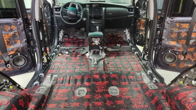Toyota Fortuner пол 1